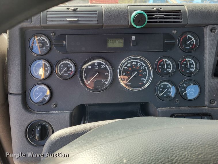 image for item DO3582 2013 Freightliner Cascadia semi truck