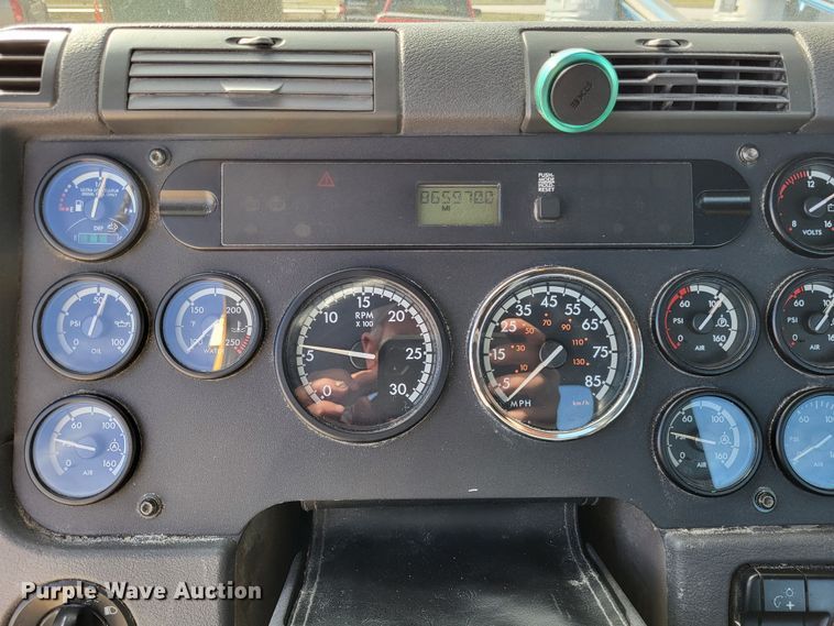 image for item DO3582 2013 Freightliner Cascadia semi truck