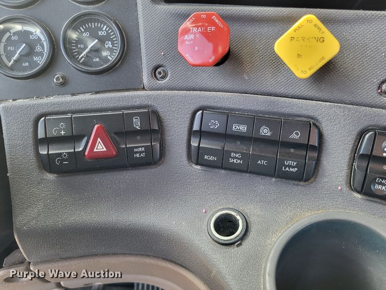 image for item DO3582 2013 Freightliner Cascadia semi truck