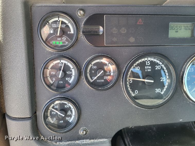 image for item DO3582 2013 Freightliner Cascadia semi truck