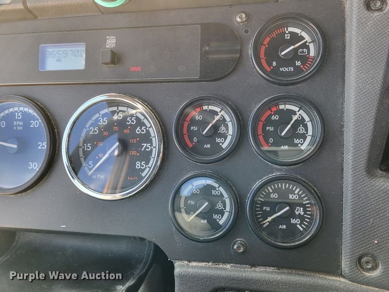 image for item DO3582 2013 Freightliner Cascadia semi truck