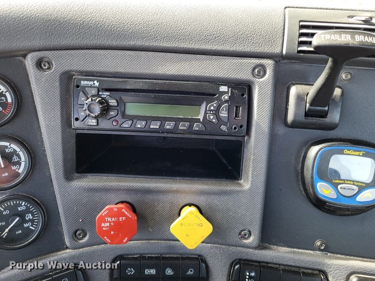 image for item DO3582 2013 Freightliner Cascadia semi truck