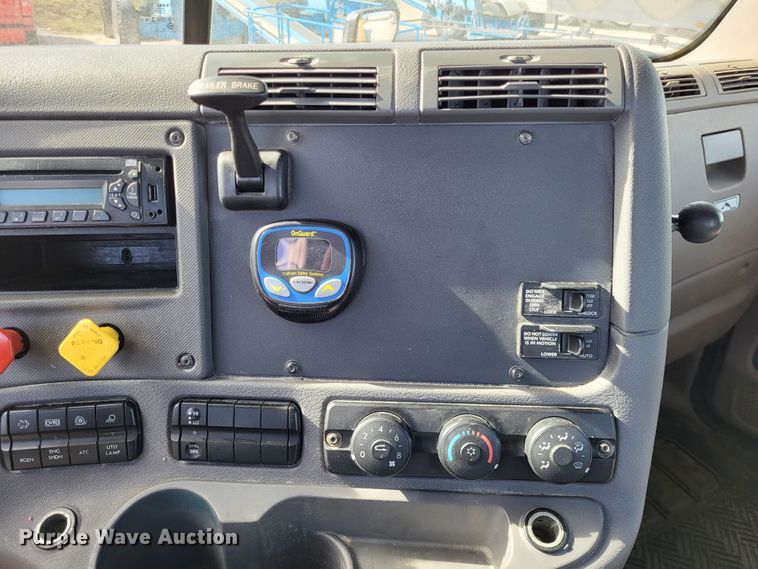 image for item DO3582 2013 Freightliner Cascadia semi truck