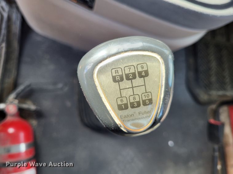 image for item DO3582 2013 Freightliner Cascadia semi truck