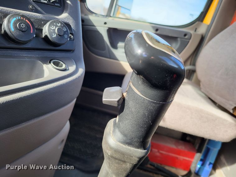 image for item DO3582 2013 Freightliner Cascadia semi truck