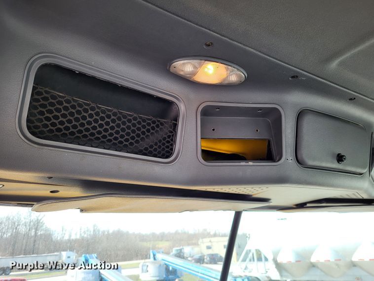 image for item DO3582 2013 Freightliner Cascadia semi truck