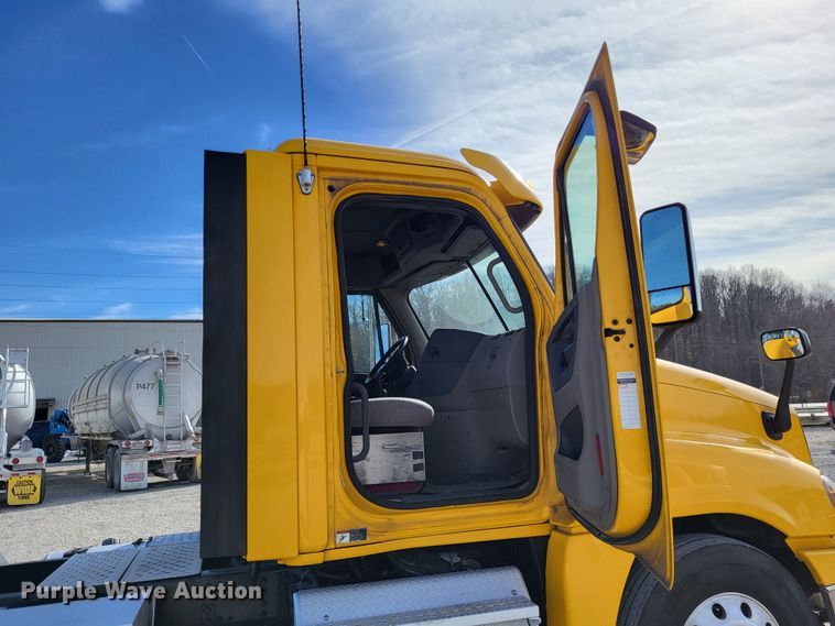 image for item DO3582 2013 Freightliner Cascadia semi truck