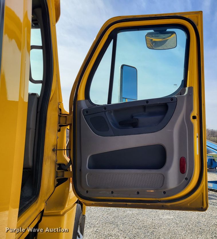 image for item DO3582 2013 Freightliner Cascadia semi truck