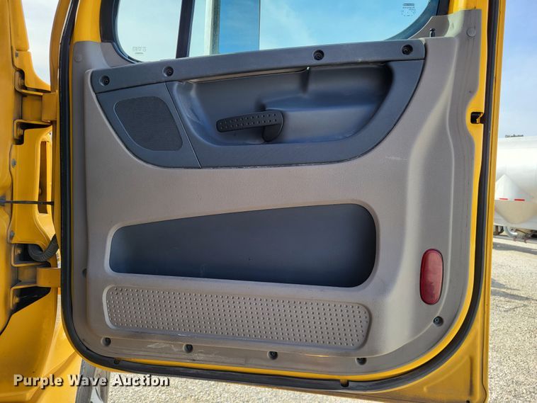 image for item DO3582 2013 Freightliner Cascadia semi truck