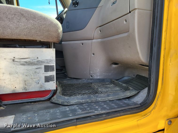 image for item DO3582 2013 Freightliner Cascadia semi truck