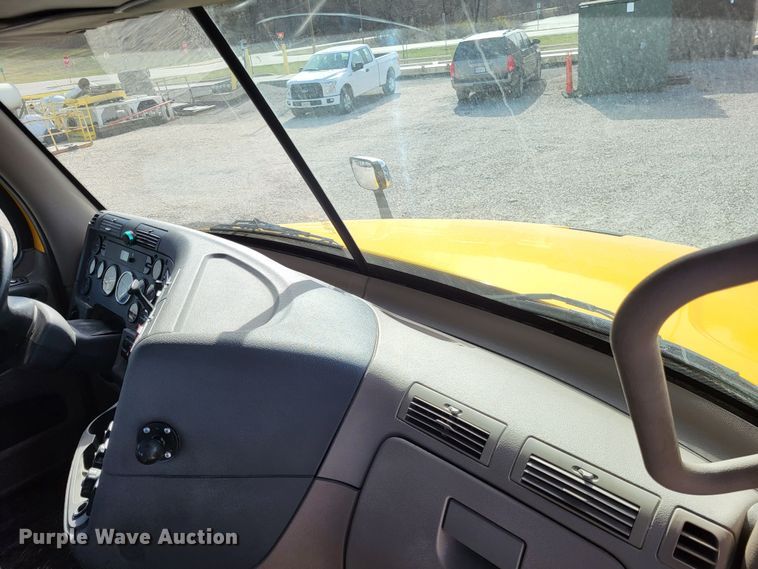 image for item DO3582 2013 Freightliner Cascadia semi truck