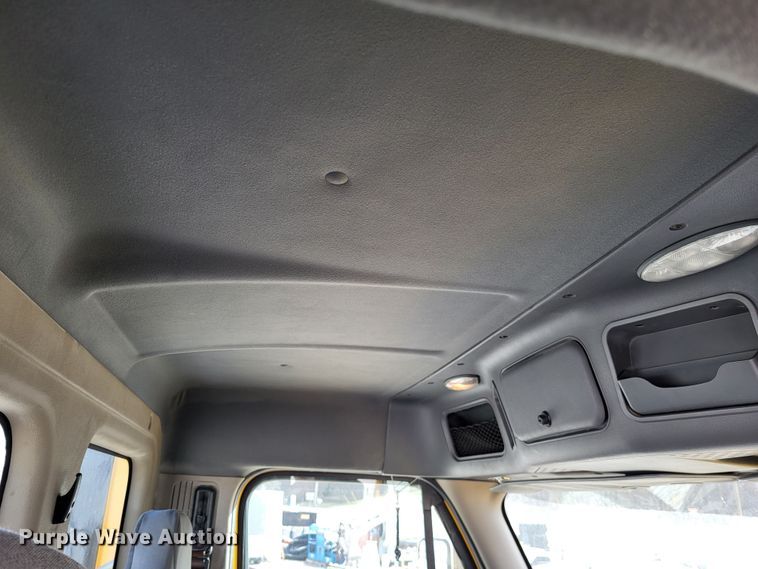 image for item DO3582 2013 Freightliner Cascadia semi truck