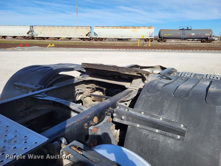 image for item DO3582 2013 Freightliner Cascadia semi truck