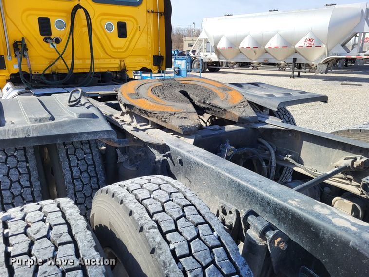 image for item DO3582 2013 Freightliner Cascadia semi truck