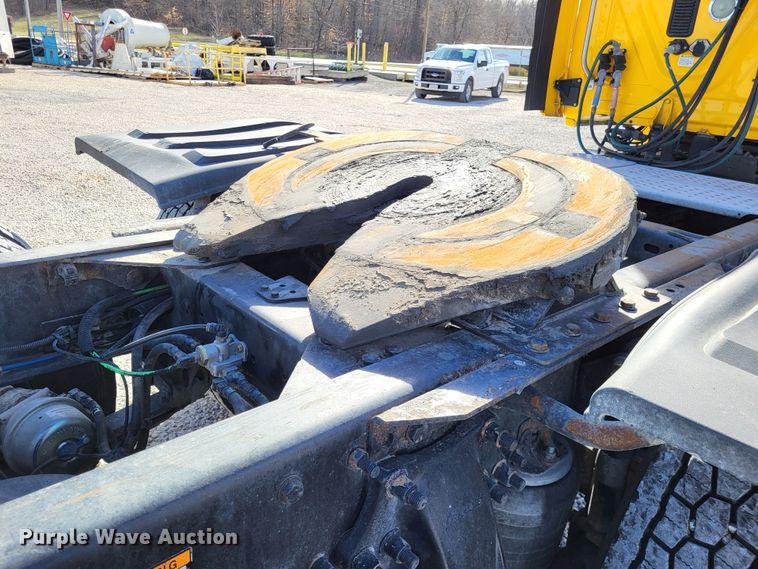 image for item DO3582 2013 Freightliner Cascadia semi truck