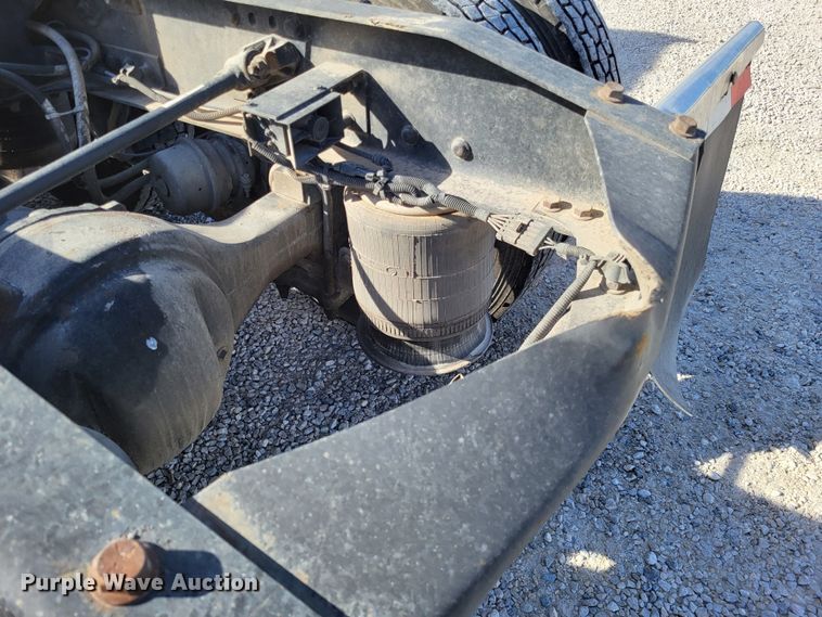 image for item DO3582 2013 Freightliner Cascadia semi truck