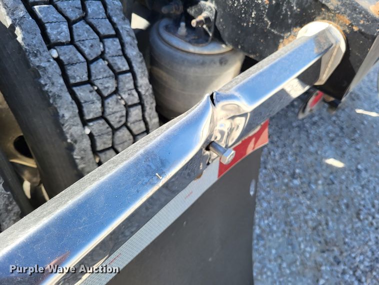 image for item DO3582 2013 Freightliner Cascadia semi truck