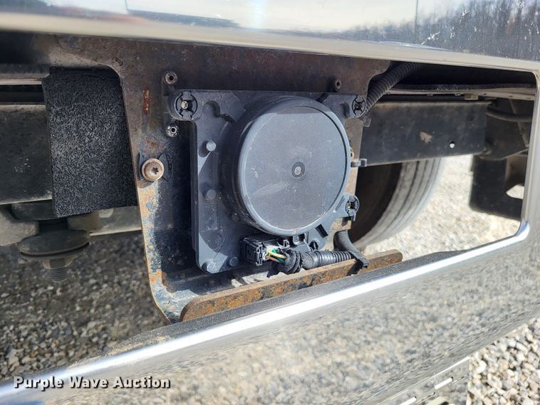 image for item DO3582 2013 Freightliner Cascadia semi truck