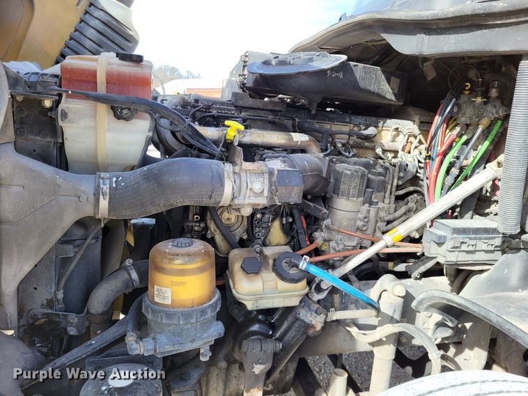 image for item DO3582 2013 Freightliner Cascadia semi truck