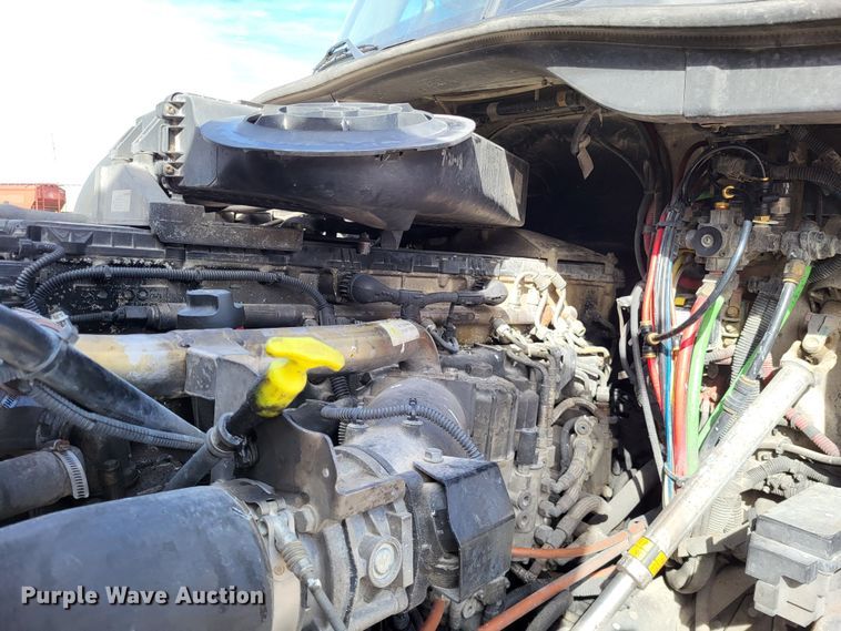 image for item DO3582 2013 Freightliner Cascadia semi truck