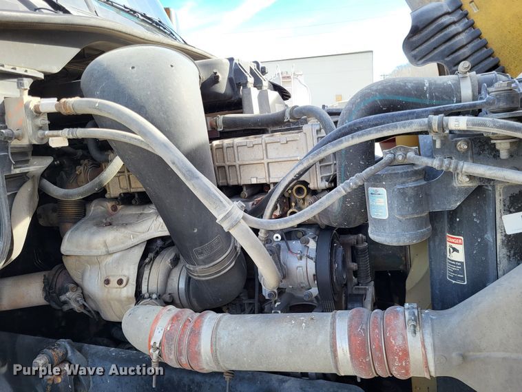 image for item DO3582 2013 Freightliner Cascadia semi truck