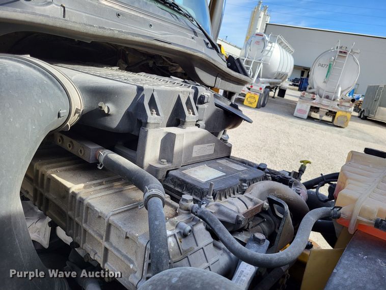 image for item DO3582 2013 Freightliner Cascadia semi truck