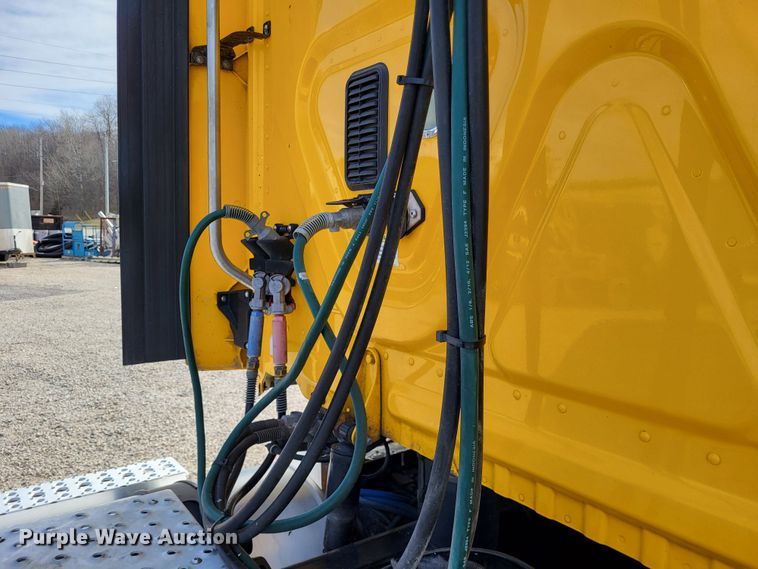 image for item DO3582 2013 Freightliner Cascadia semi truck