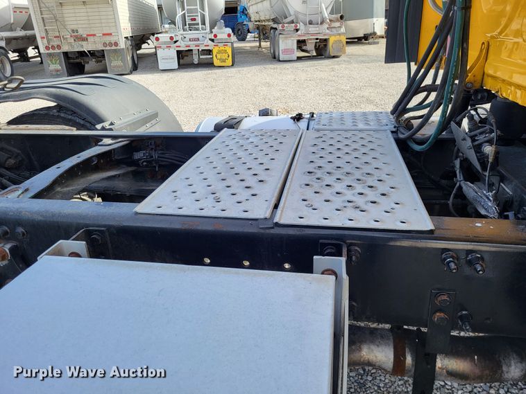 image for item DO3582 2013 Freightliner Cascadia semi truck