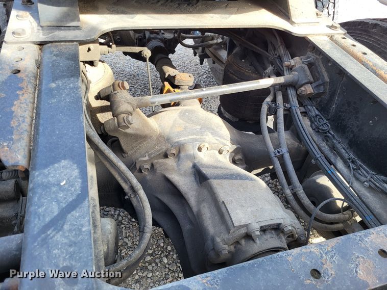 image for item DO3582 2013 Freightliner Cascadia semi truck