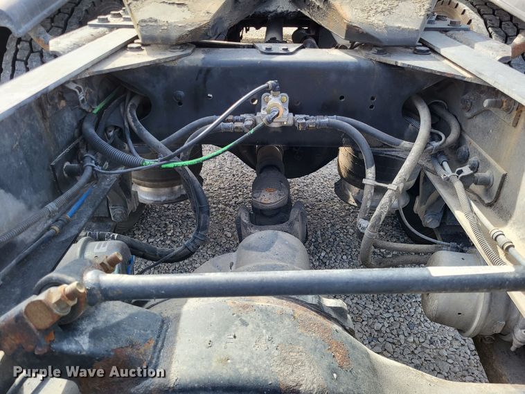 image for item DO3582 2013 Freightliner Cascadia semi truck