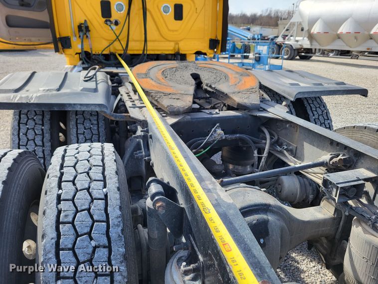 image for item DO3582 2013 Freightliner Cascadia semi truck