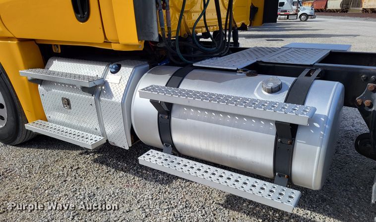 image for item DO3582 2013 Freightliner Cascadia semi truck