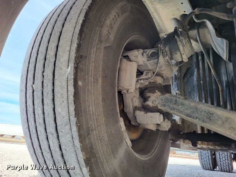 image for item DO3582 2013 Freightliner Cascadia semi truck