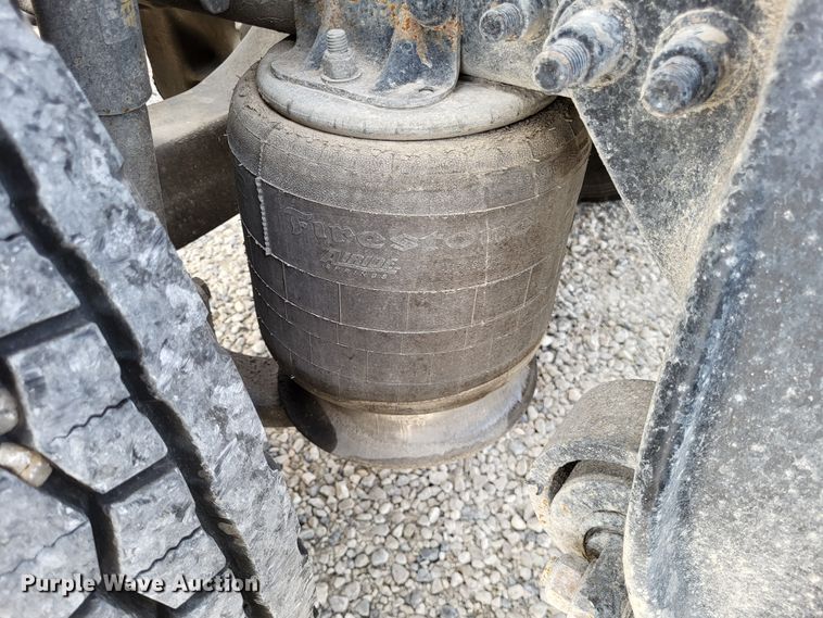 image for item DO3582 2013 Freightliner Cascadia semi truck