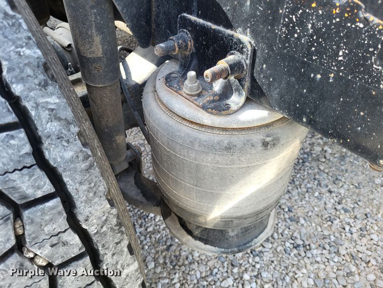 image for item DO3582 2013 Freightliner Cascadia semi truck