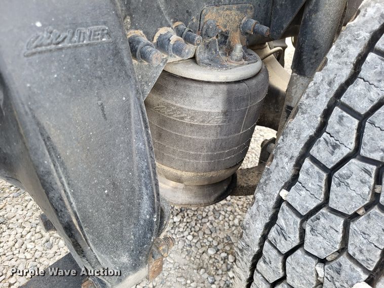 image for item DO3582 2013 Freightliner Cascadia semi truck