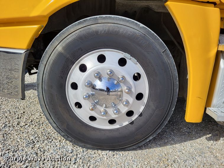 image for item DO3582 2013 Freightliner Cascadia semi truck