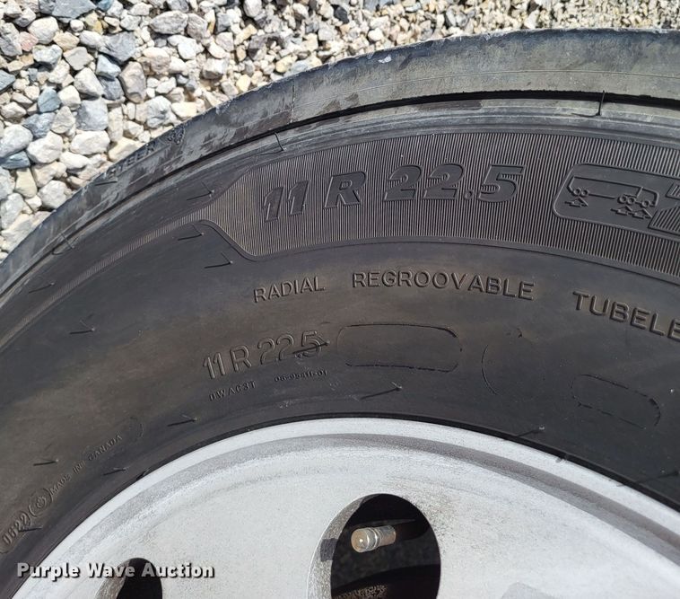 image for item DO3582 2013 Freightliner Cascadia semi truck