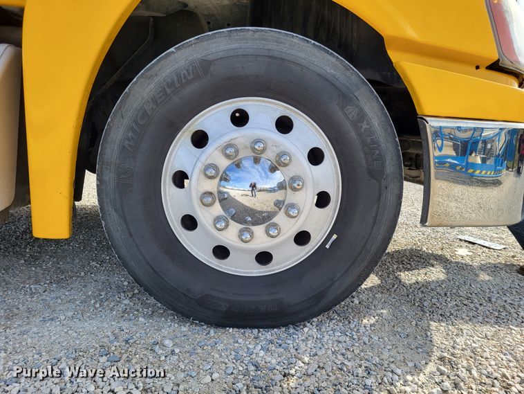 image for item DO3582 2013 Freightliner Cascadia semi truck