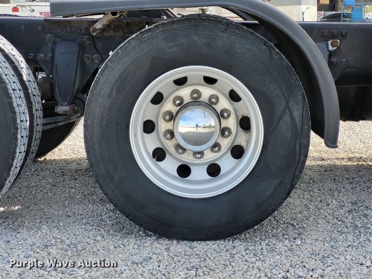 image for item DO3582 2013 Freightliner Cascadia semi truck