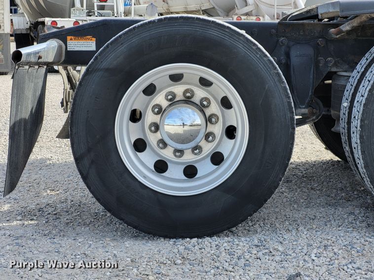 image for item DO3582 2013 Freightliner Cascadia semi truck