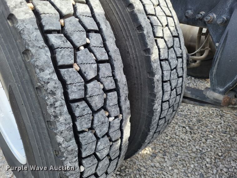 image for item DO3582 2013 Freightliner Cascadia semi truck