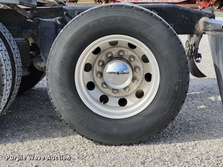 image for item DO3582 2013 Freightliner Cascadia semi truck