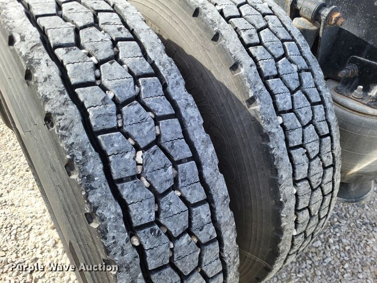 image for item DO3582 2013 Freightliner Cascadia semi truck