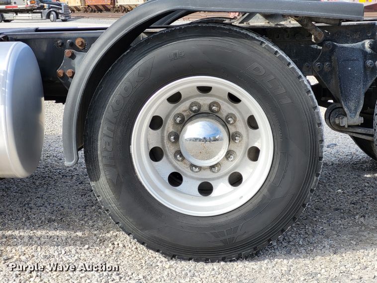 image for item DO3582 2013 Freightliner Cascadia semi truck