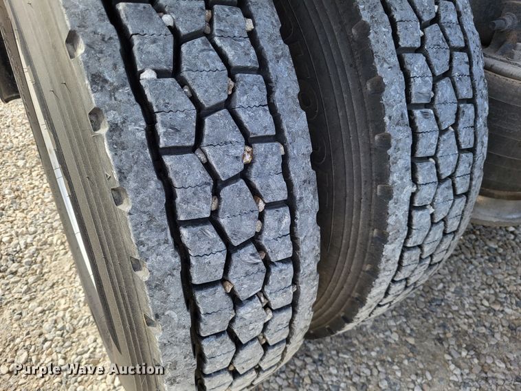 image for item DO3582 2013 Freightliner Cascadia semi truck