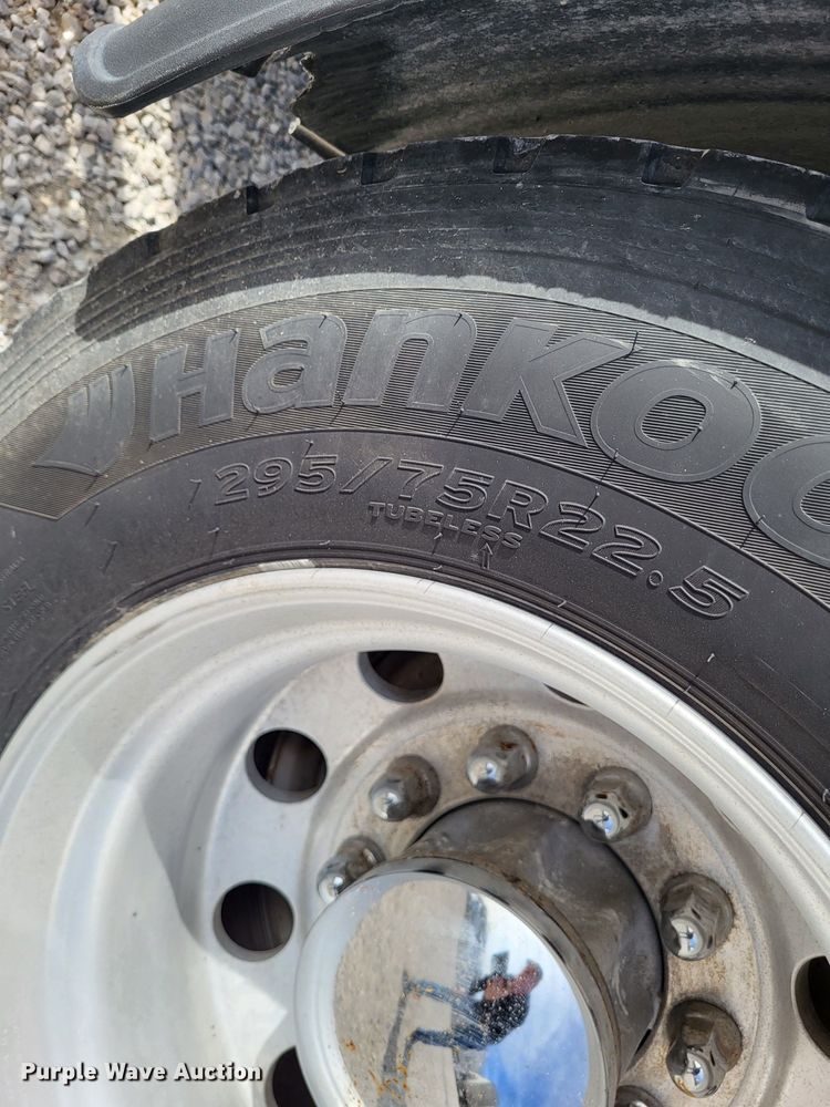 image for item DO3582 2013 Freightliner Cascadia semi truck