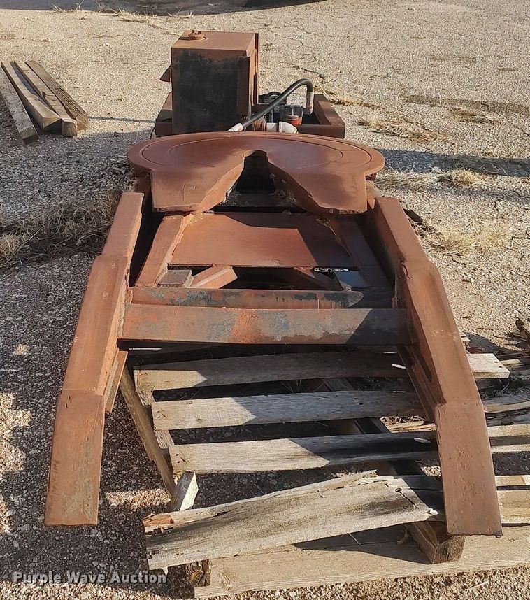 image for item DO3802 Hydraulic fifth wheel hitch assembly