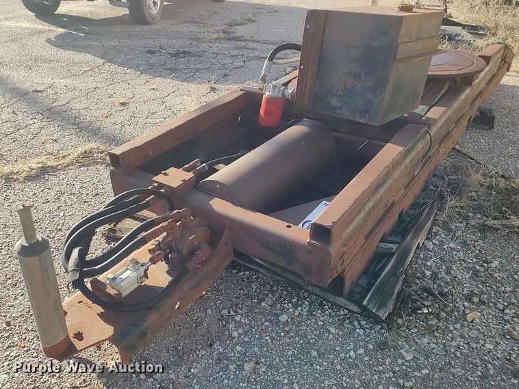 image for item DO3802 Hydraulic fifth wheel hitch assembly