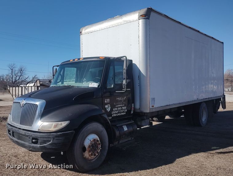 image for item DO3824 2002 International 4300  box truck